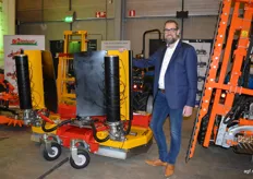 Peter Kuijlen van ZHE Machines bij de nieuwe Ilmer LMG strokenmaaier en opbouw maaikoppen